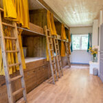 Porte-jaune-chambre-1-Sanskiti-chambre-hote-haute-savoie