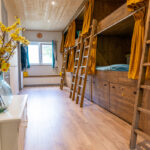 Porte-jaune-chambre-2-Sanskiti-chambre-hote-haute-savoie